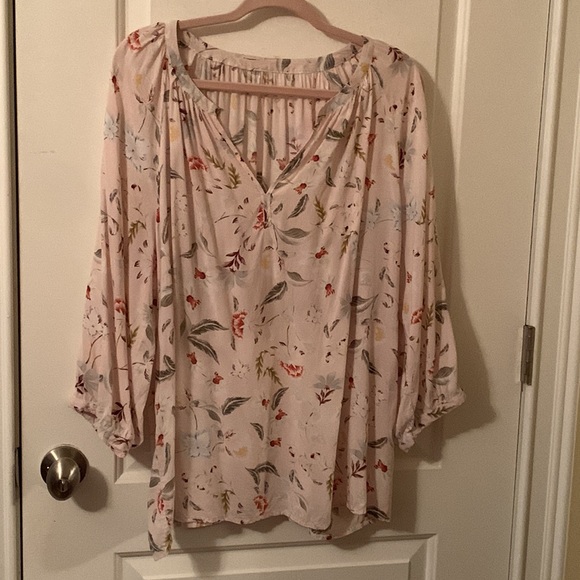 NWOT Lovely pink w/white, red & yellow flowers shirred v-neck collar blouse - Picture 2 of 11